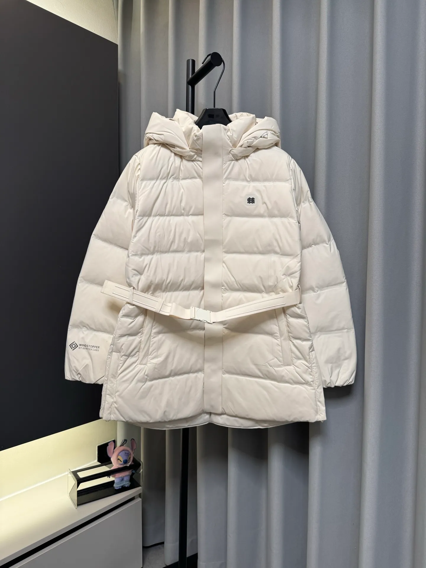 [Premium Replica] KOLON SPORT/Kolon 26fw KOLON Women's Small Waist Laminated Hooded Mid-Length Down Jacket Women's GORE TEX Waterproof and Warm Goose Down Waist Down Jacket with Elastic Belt Coat Fabric imported from the United States GORE TEX professional outdoor windproof and waterproof Breathable fabric; goose down has no odor and large velvet for better warmth. Waist version shows perfect curves. Look for the correct version. Color: Cream White Size：s/m/l/xl/2xl